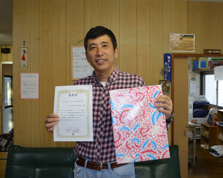 テーマを考えた天野さんが表彰状を受け取られました。