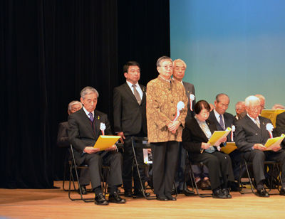表彰を受ける前田事業部長(雲仙・虹)