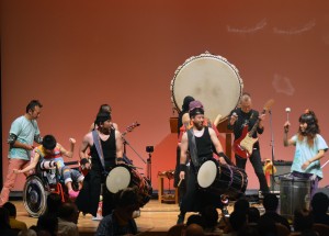 横浜はまぎんホールヴィアマーレにて行われたサルサガムテープとのコラボライブの模様（2014,11,05）